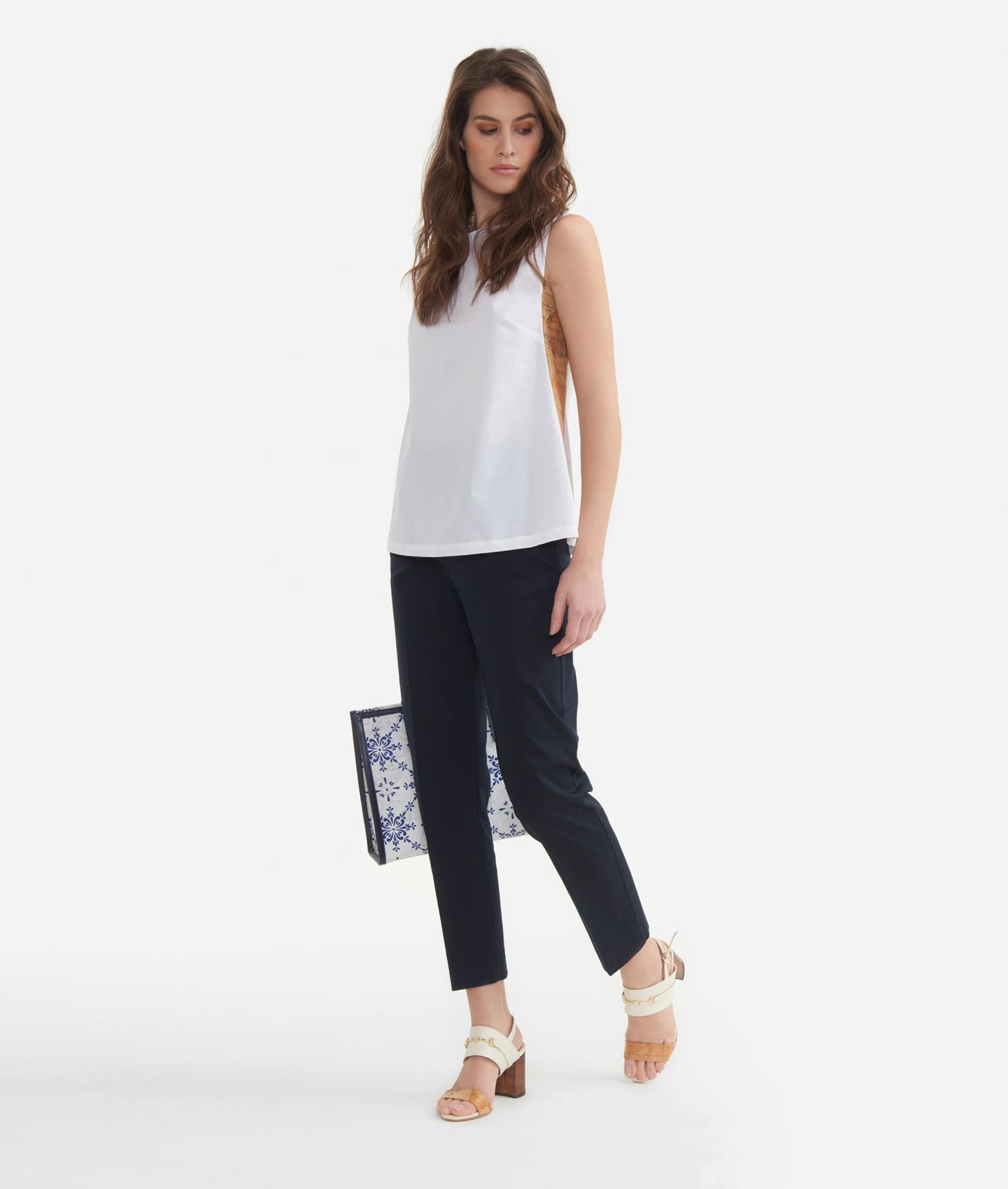 Top without sleeves in cotton poplin White,front