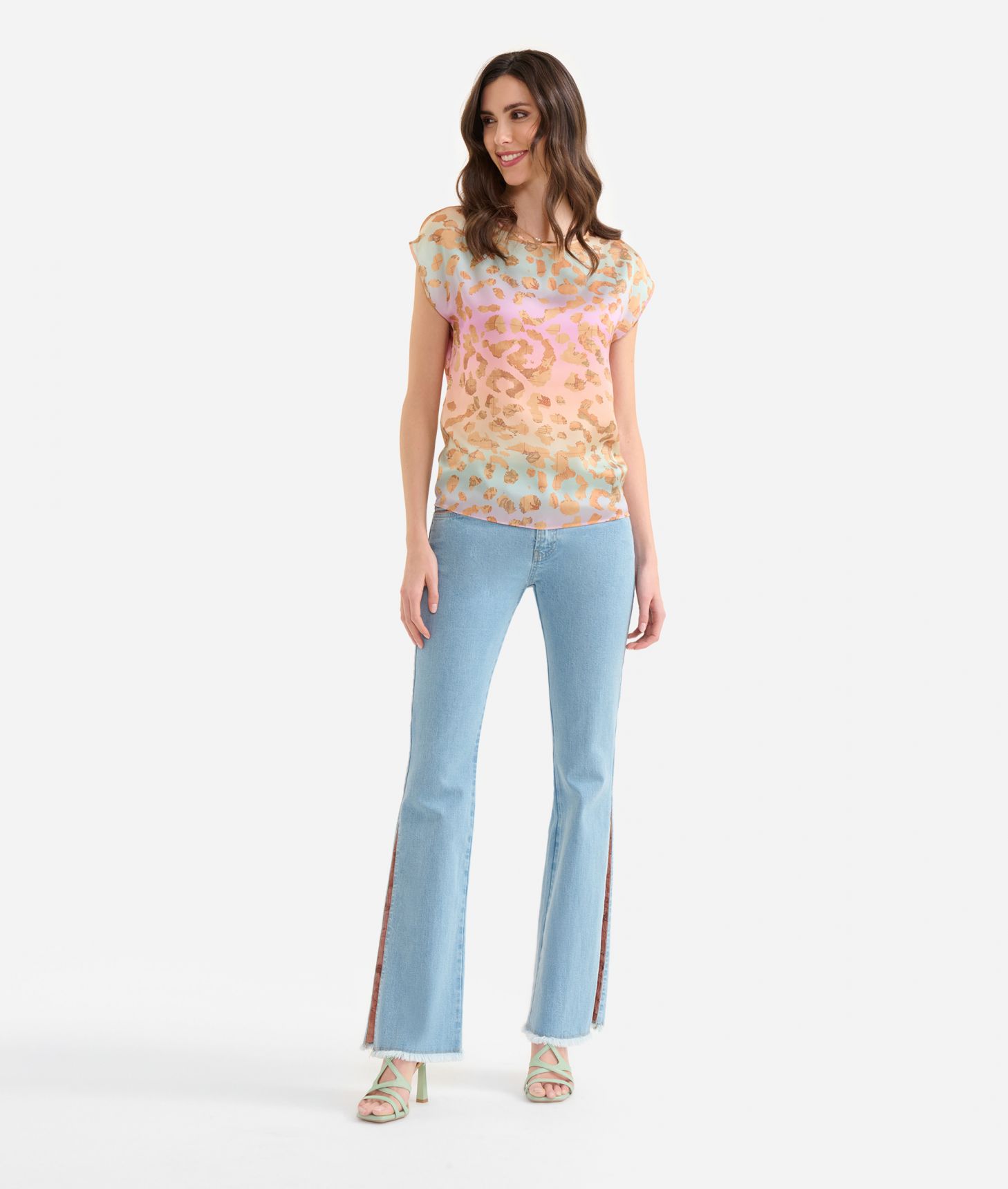 Basic twill top with Geo Rainbow Leo print  Multicolor,front